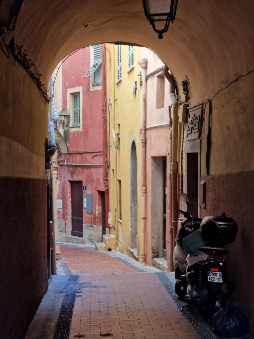 Menton šarene fasade i pogled na more na Azurnoj obali